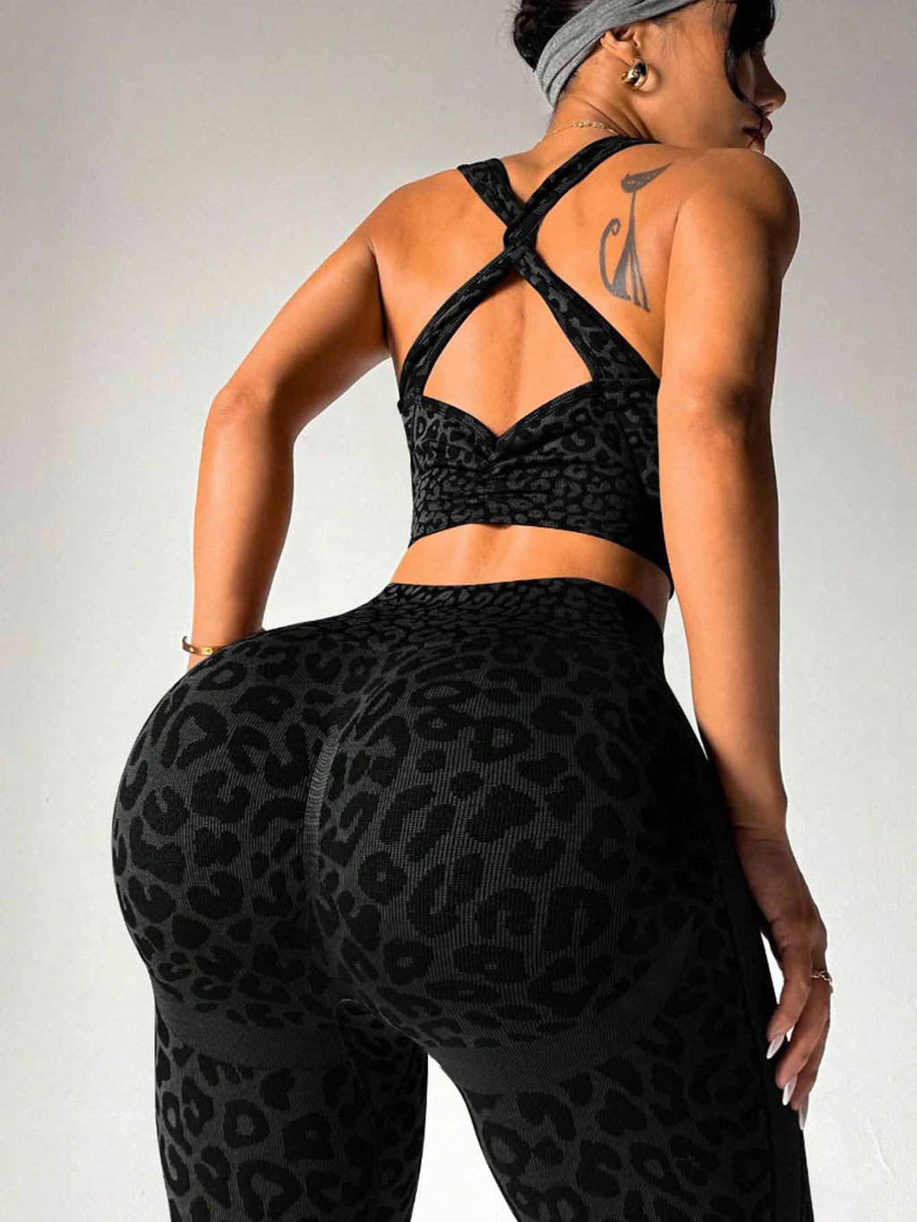 Leopard Print Seamless Yoga Set – Sports Bra & Peach Butt Leggings